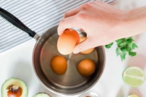 Calentar huevos en olla