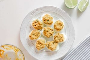 Huevos rellenos de palta listos para comer