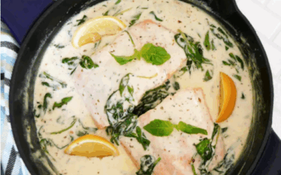 Salmón cremoso estilo toscano con espinacas – Cena keto en 25 minutos